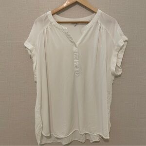 Rose + Olive white hi-lo blouse. Size: 1x